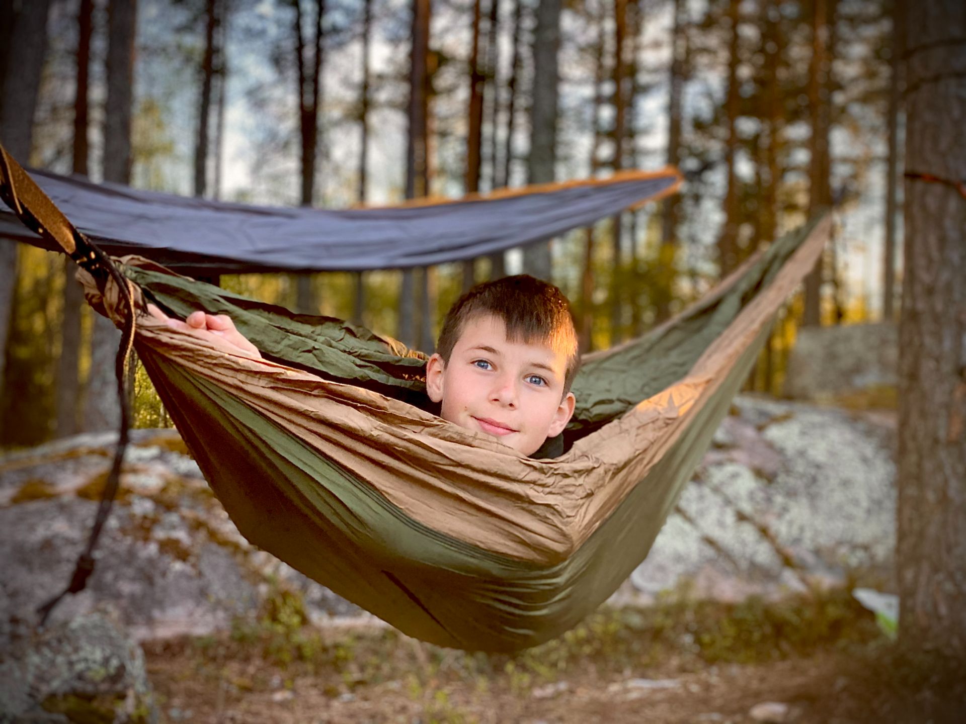 Det er mye skog i Imerslundmarka som ligger rett ved feltet, så her passer det perfekt med hengekøyeturer.