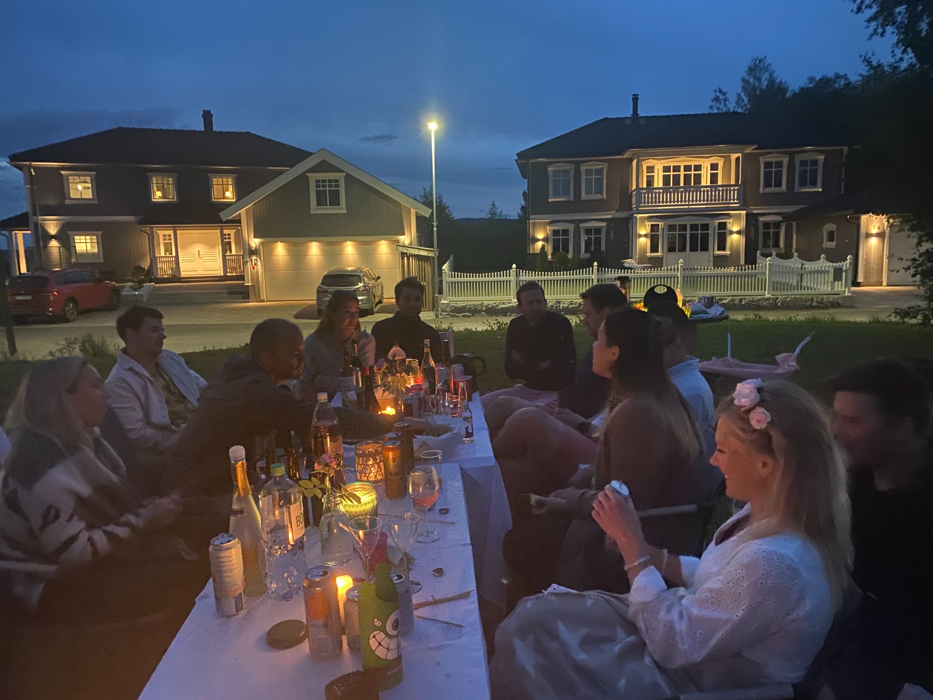 Det er ikke bare barna på Ingeberg som leker godt sammen. De voksne møtes ofte på varme sommerkvelder for å skravle litt.