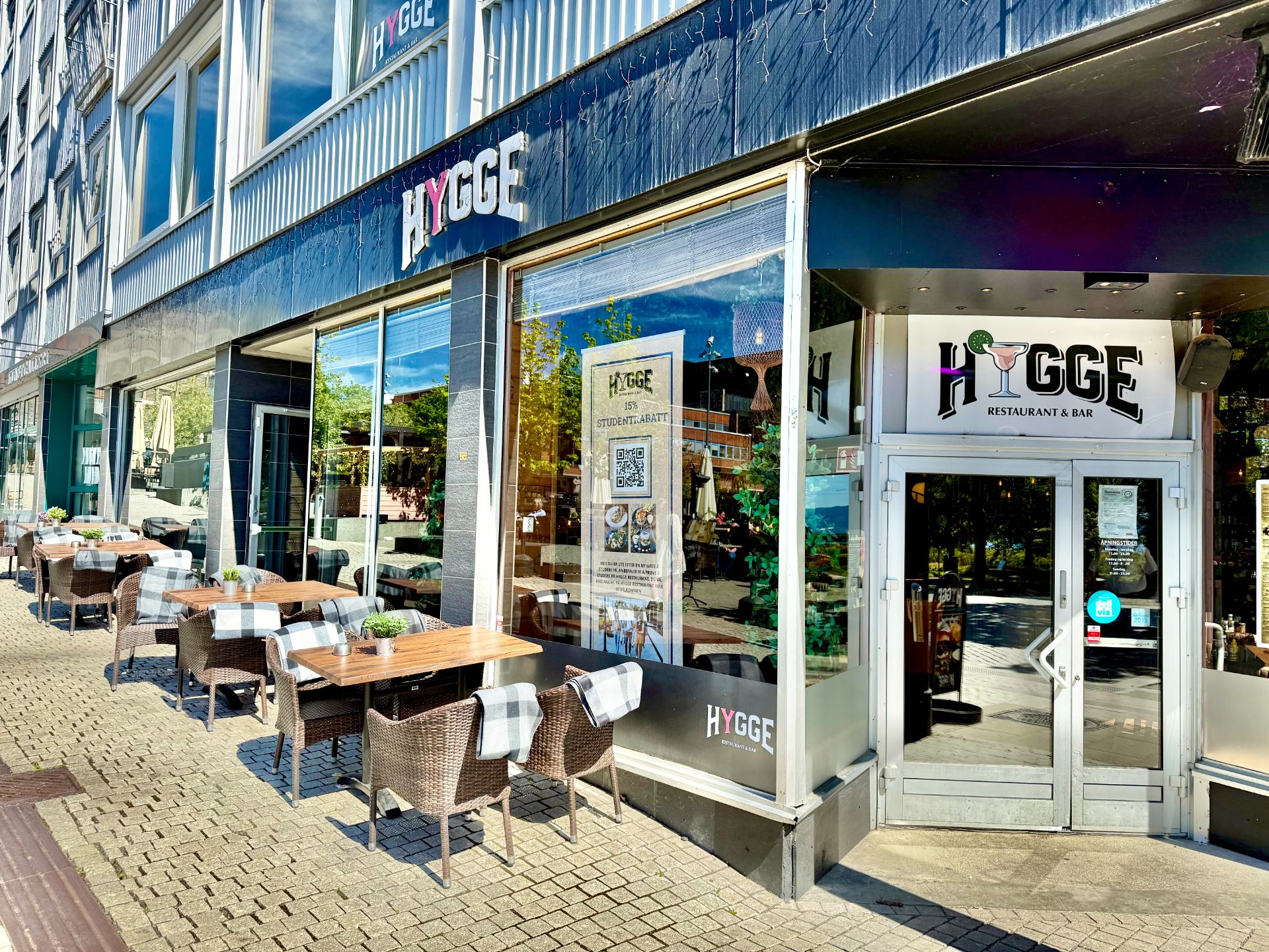 Det er mange fine plasser du kan sette deg ned for å få både mat og drikke.