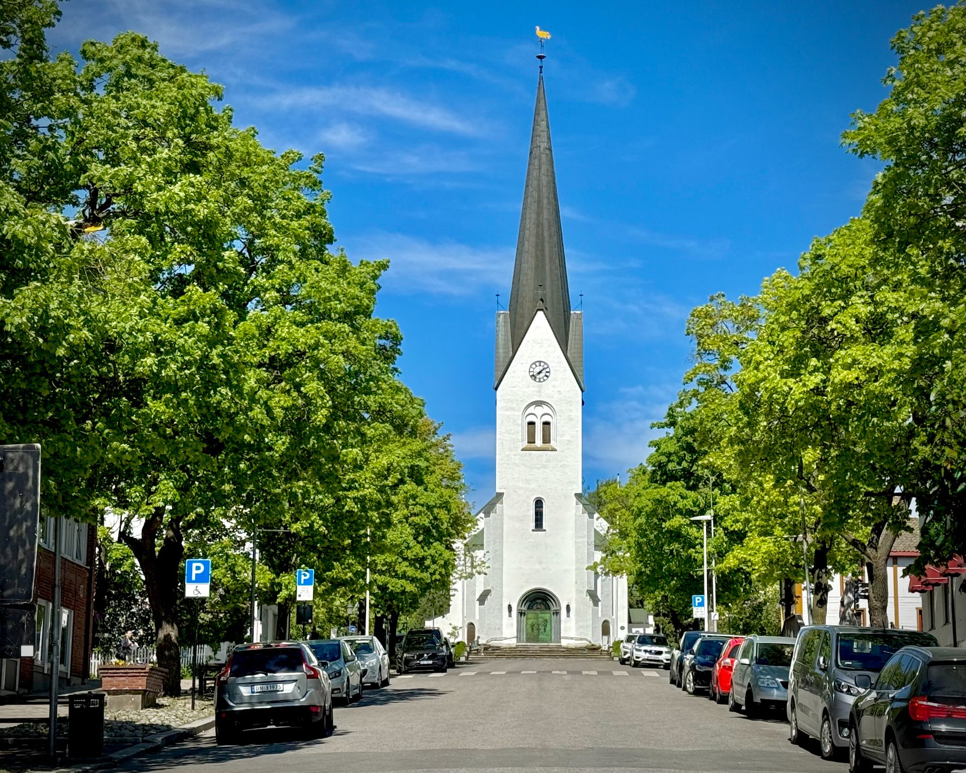 Denne fine kirken ligger midt i Hamar sentrum