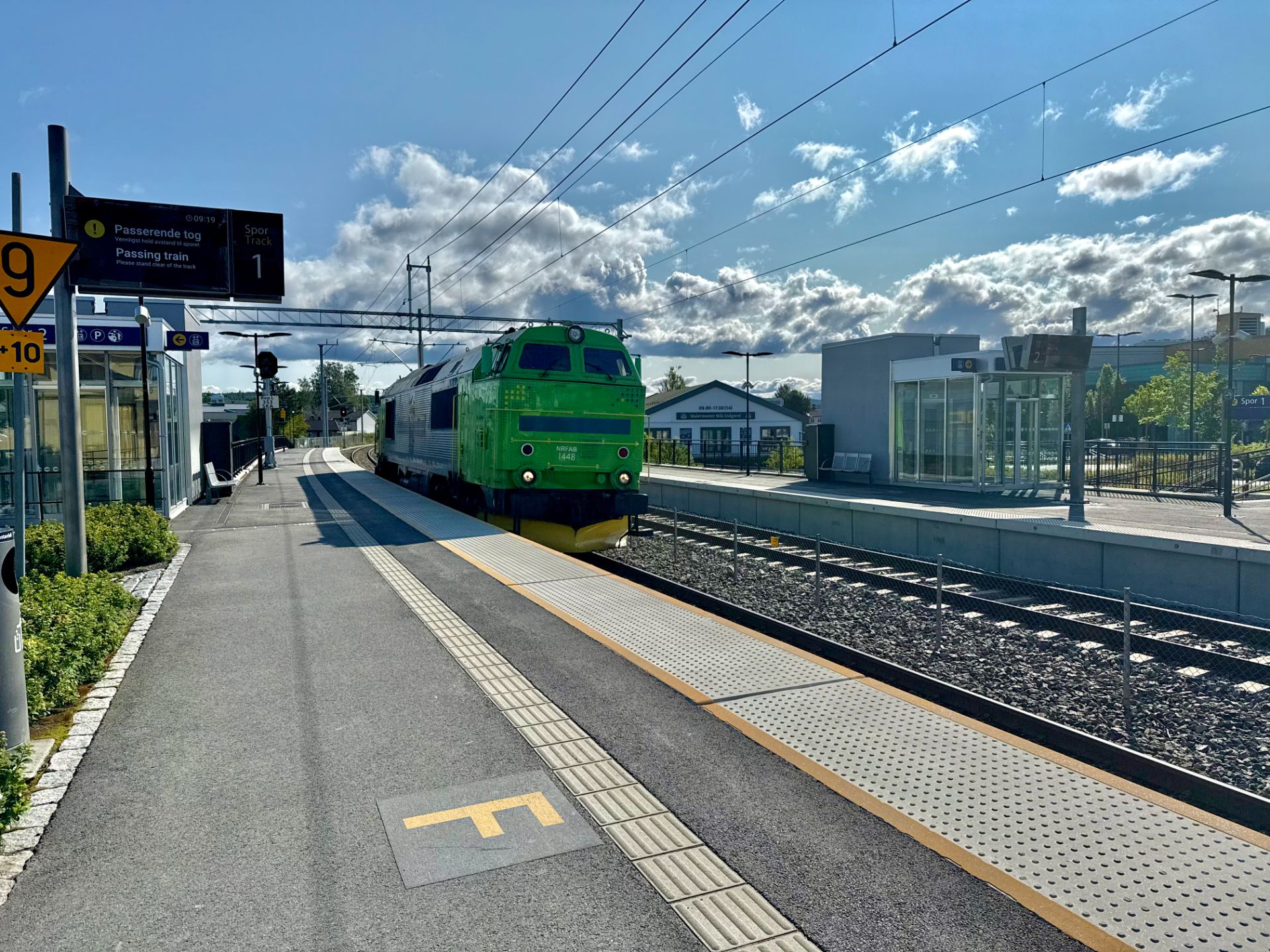 Togstasjonen på Skarnes. Herfra kan du ta toget mot Oslo S, Asker og Kongsvinger.