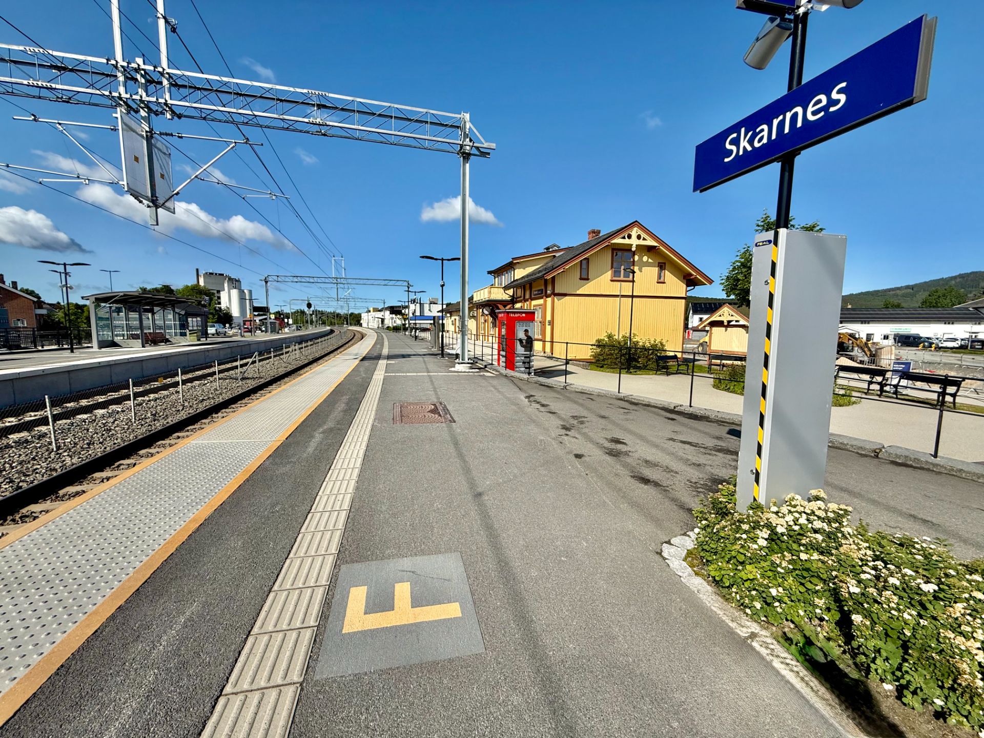 Togstasjonen på Skarnes. Herfra kan du ta toget mot Oslo S, Asker og Kongsvinger.