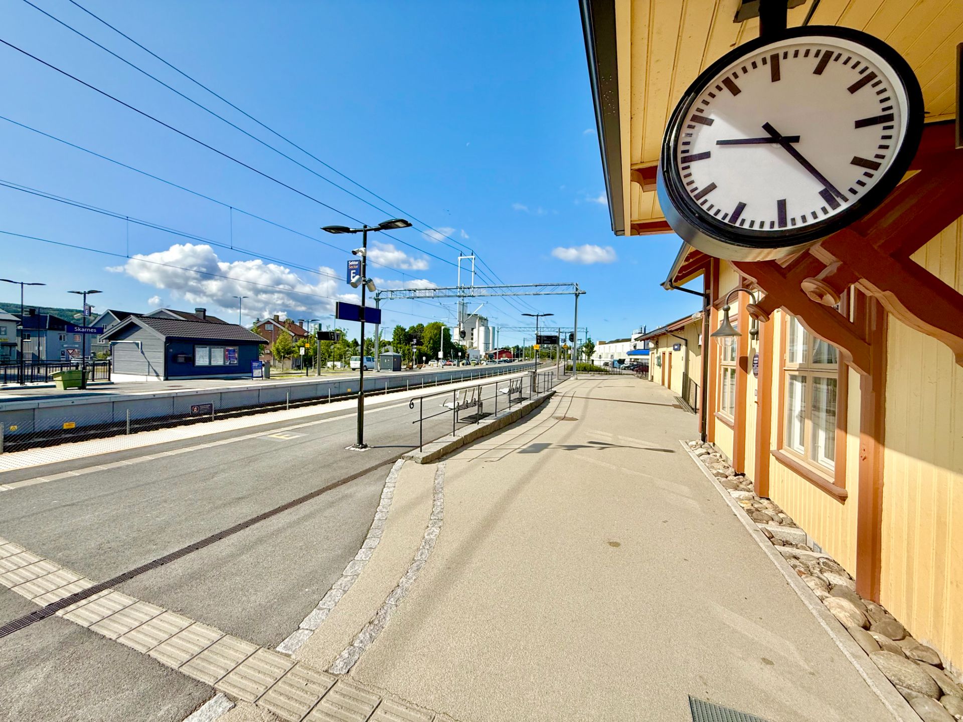 Togstasjonen på Skarnes. Herfra kan du ta toget mot Oslo S, Asker og Kongsvinger.