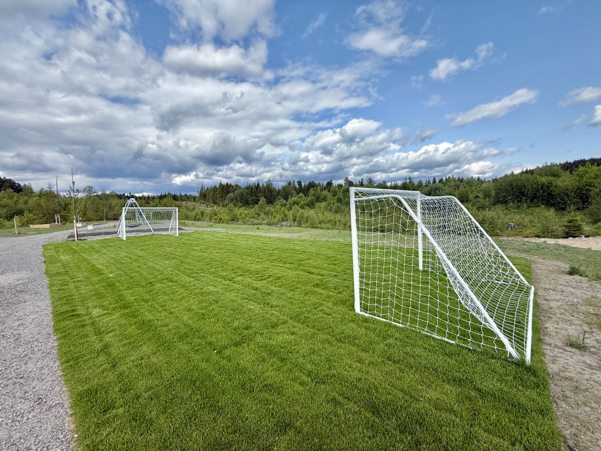 Med egen fotballbane ligger alt til rette for å invitere nabolaget til vennlig kamp og god stemning.