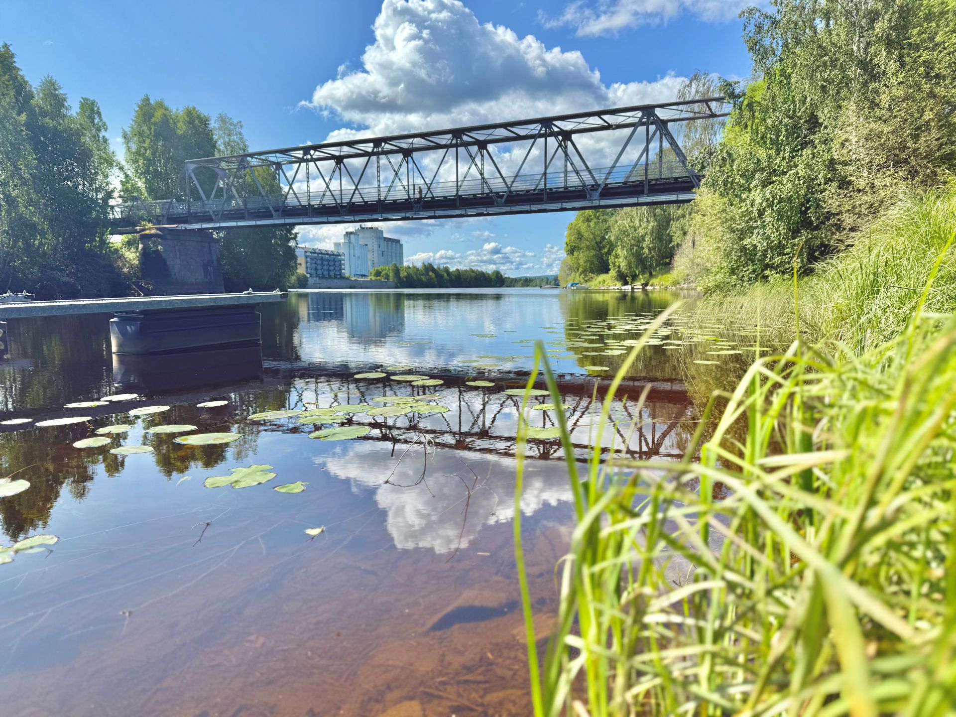 Langs Glomma kan du gå lange fine turer. Har du båt venter Glomma med rolige bølger og nye eventyr rundt hver sving. Perfekt for late dager og lange turer.
