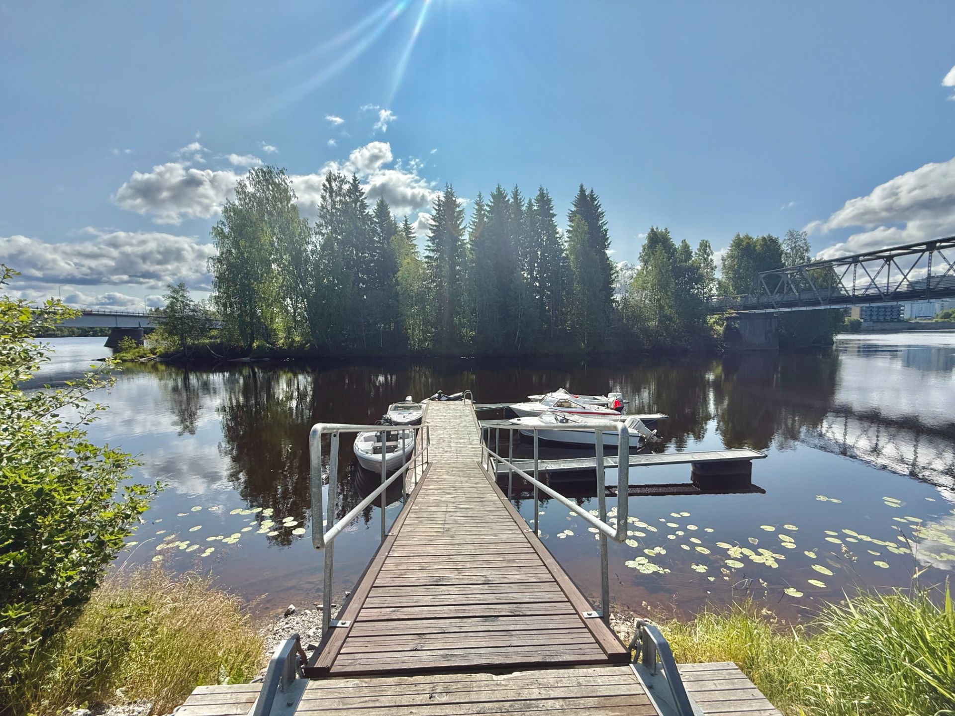 Langs Glomma kan du gå lange fine turer. Har du båt venter Glomma med rolige bølger og nye eventyr rundt hver sving. Perfekt for late dager og lange turer.