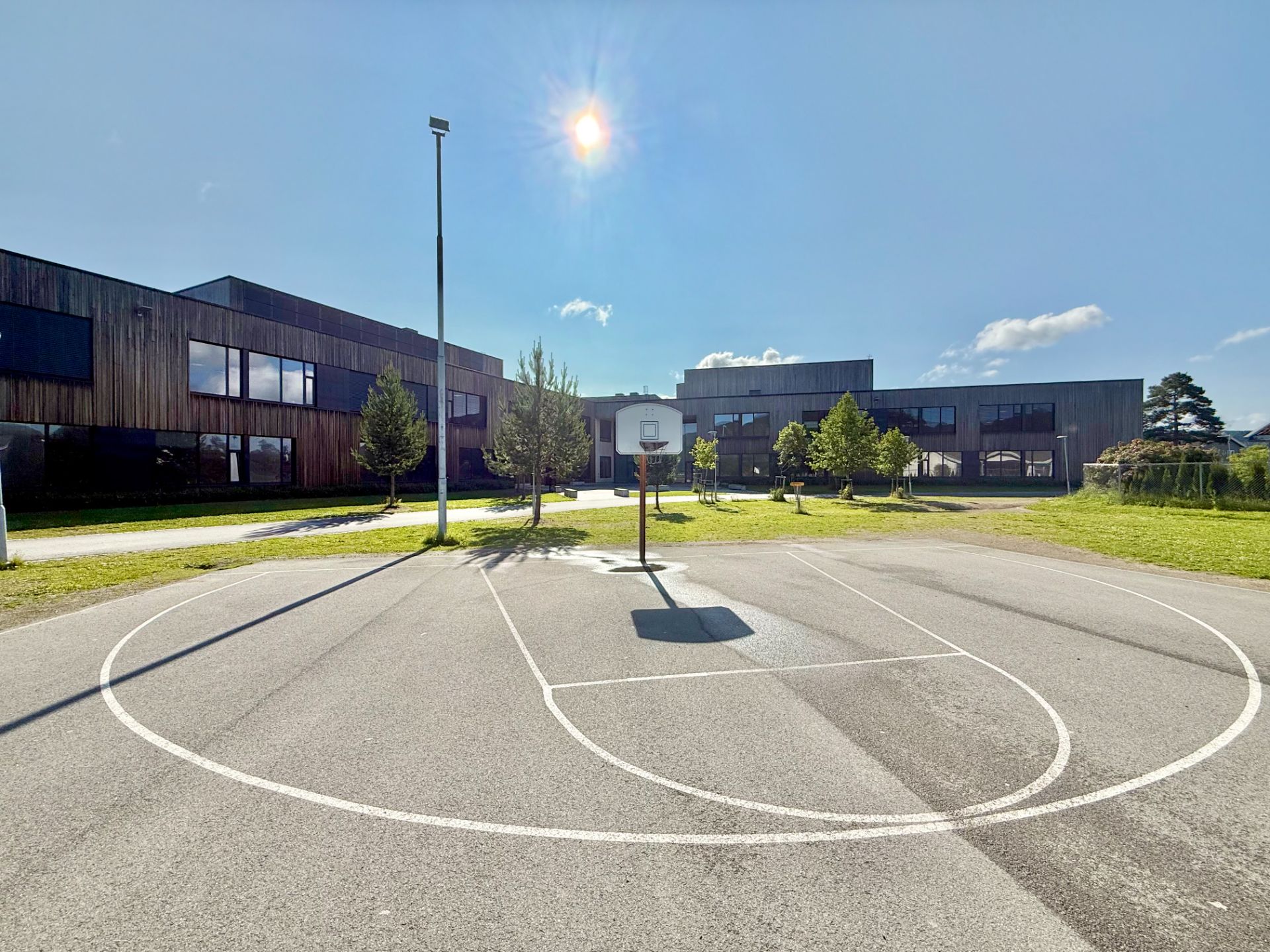 Glommasvingen Skole er en barne- og ungdomsskole som sto ferdig i 2019. Her har de plass til ca. 900 elever.
