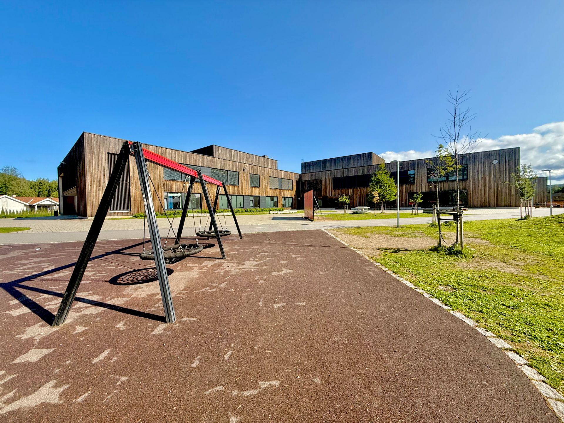 Glommasvingen Skole er en barne- og ungdomsskole som sto ferdig i 2019. Her har de plass til ca. 900 elever.