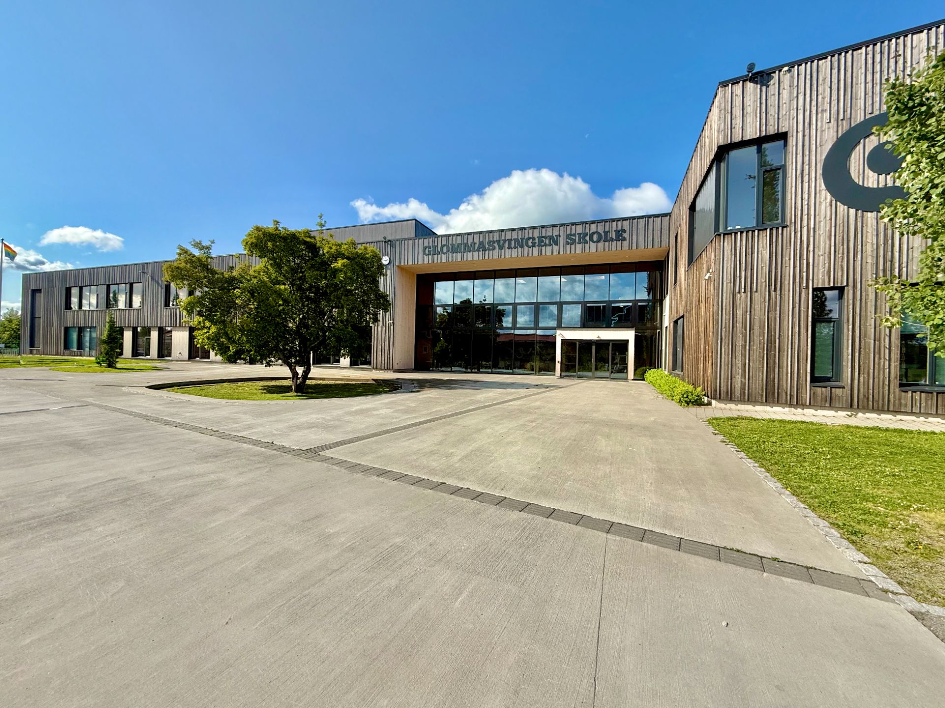 Glommasvingen Skole er en barne- og ungdomsskole som sto ferdig i 2019. Her har de plass til ca. 900 elever.