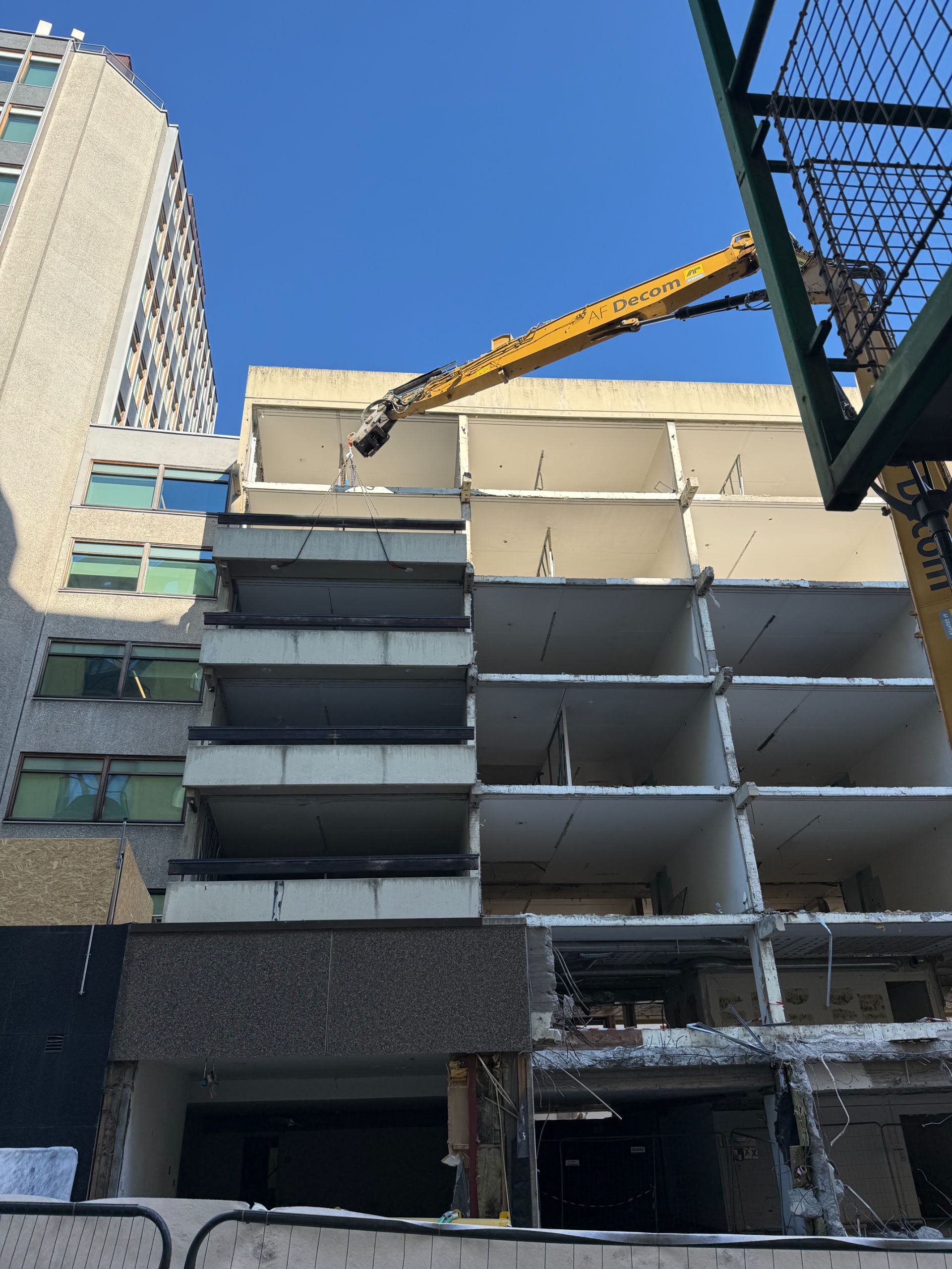 Forsiktig nedtagning av balkonger