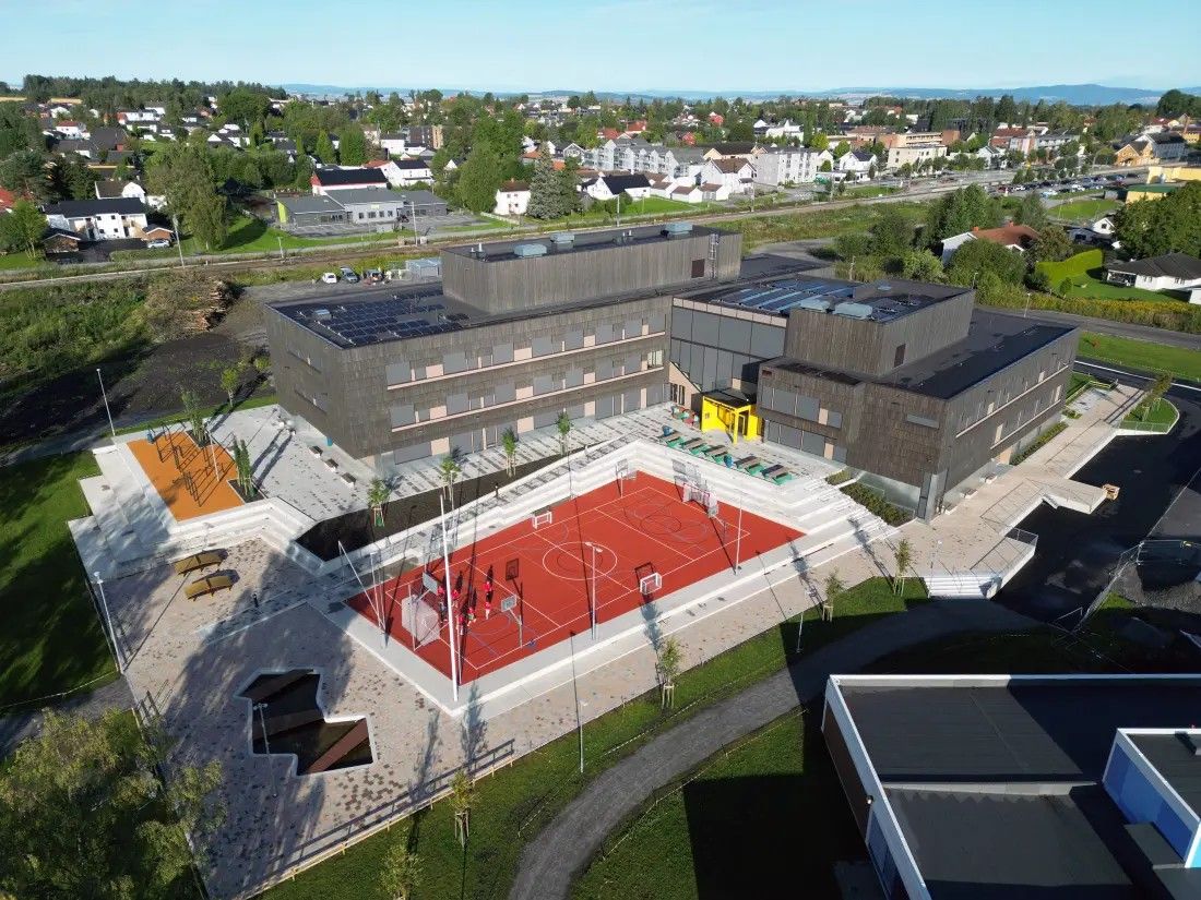 Stange ungdomsskole er nærmeste nabo til Stange videregående skole.