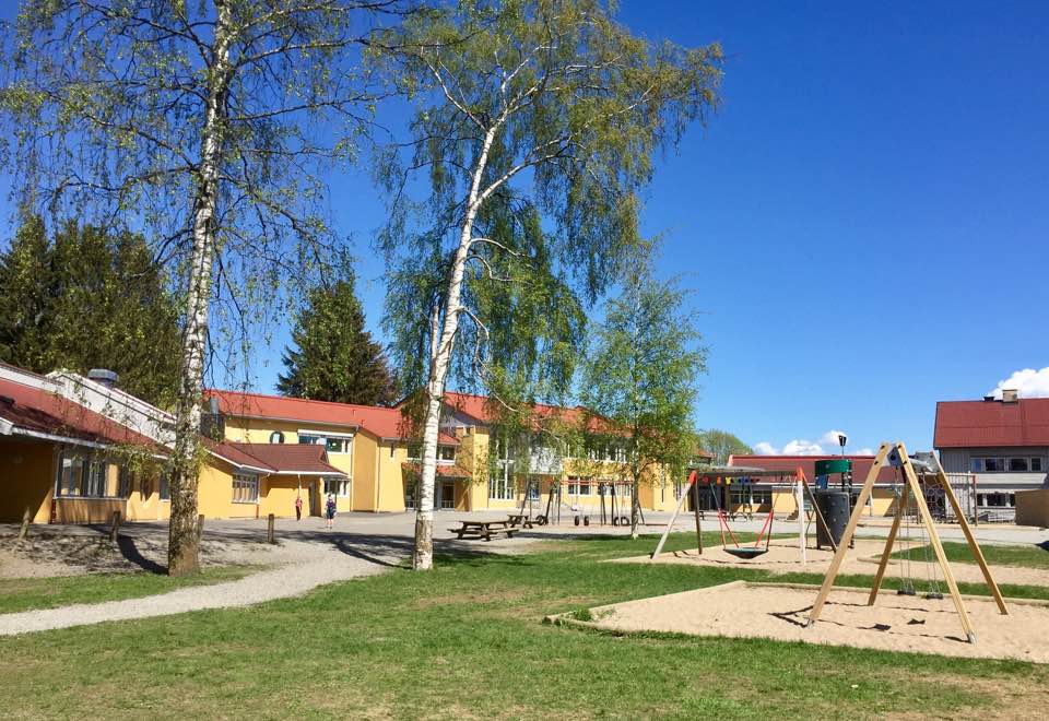 Stange barneskole ligger midt i sentrum, 3 minutters gange fra Stange stasjon.