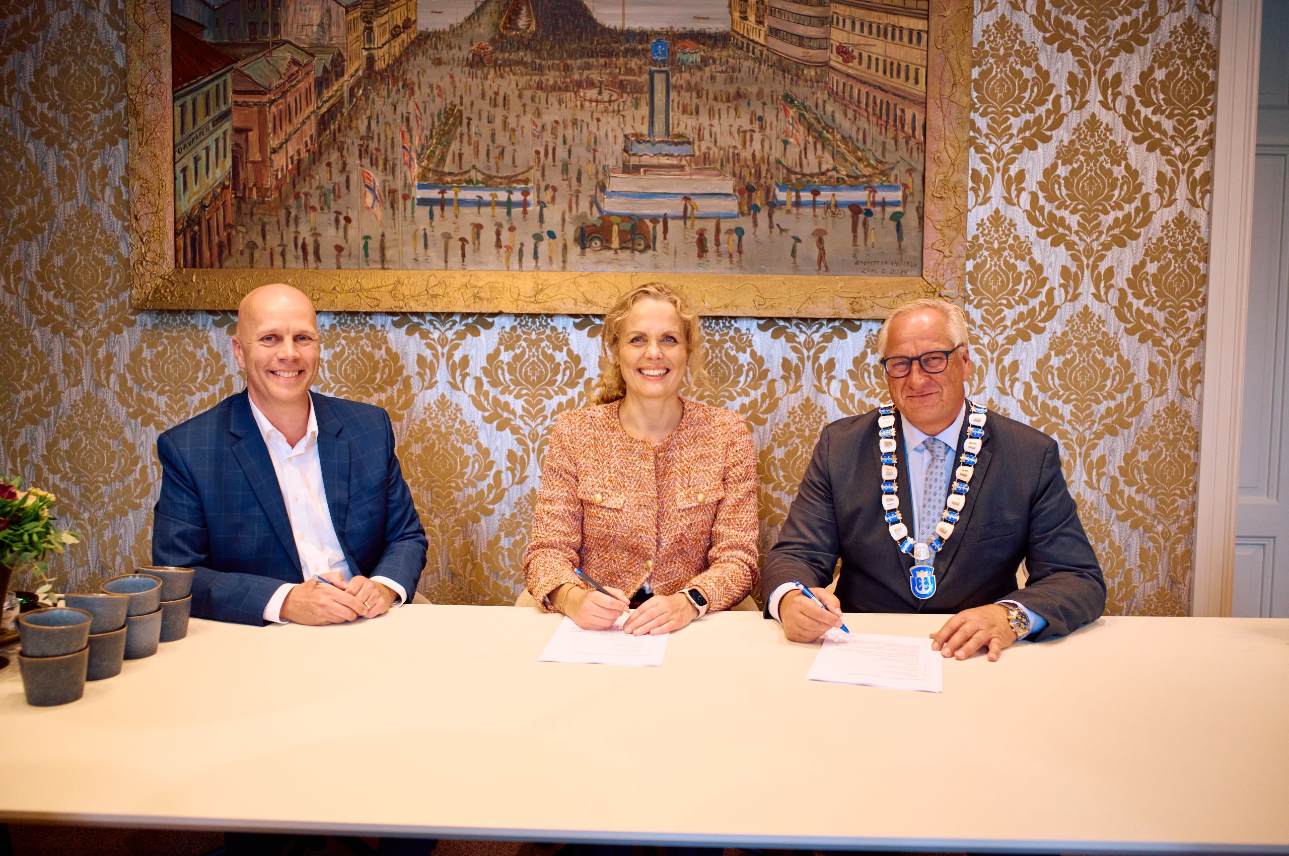 Fra venstre; Finansdirektør Heming Rio i Drammen Helsepark AS, adm. dir Gøril Bergh i Drammen Helsepark AS og Ordfører Kjell Arne Hermansen