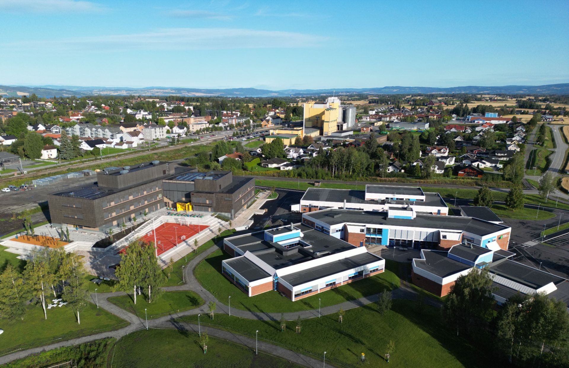 Ungdomsskolen til venstre og videregående til høyre