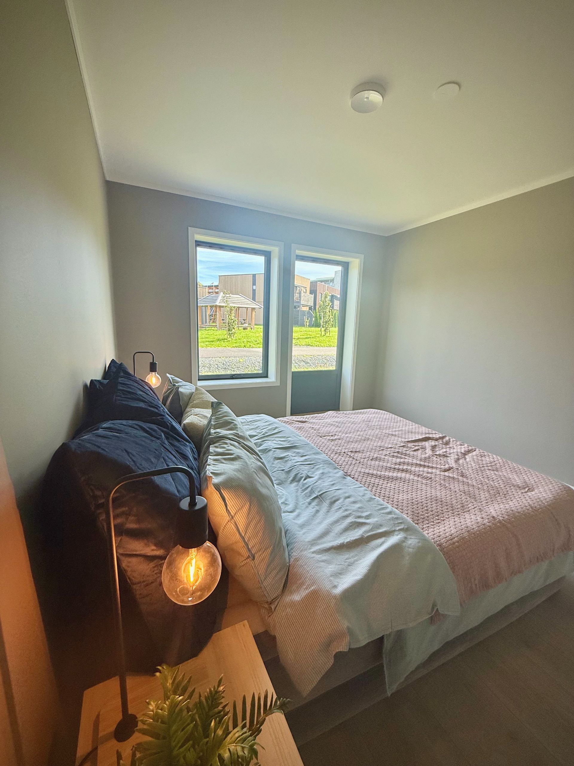 Hovedsoverom 1 etg. med utgang til en koselig liten hage. Her kan man sitte å nyte morgenkaffen i sola.