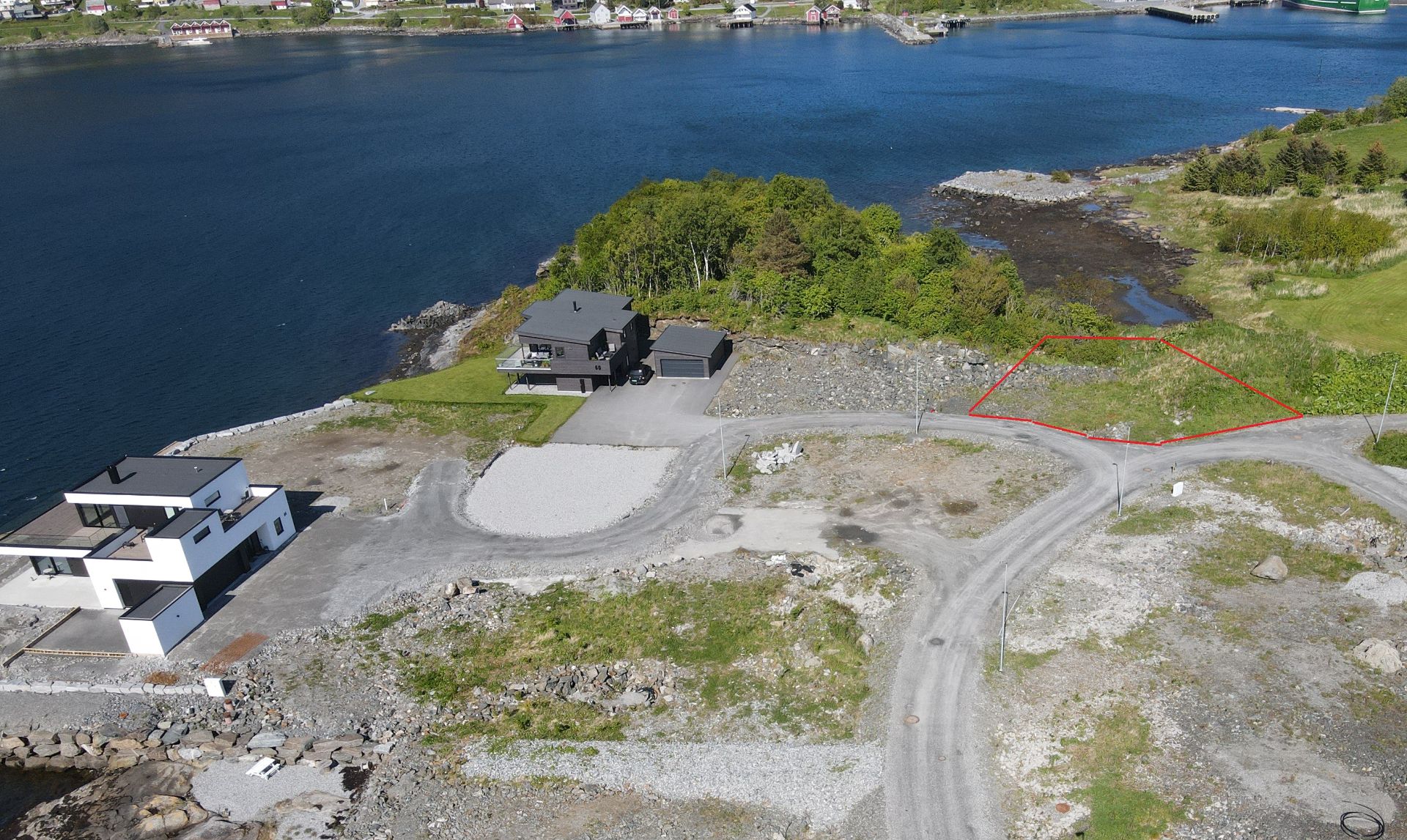 Røde markeringer viser omtrentlig tomtegrenser. Bilde av informativ karakter.