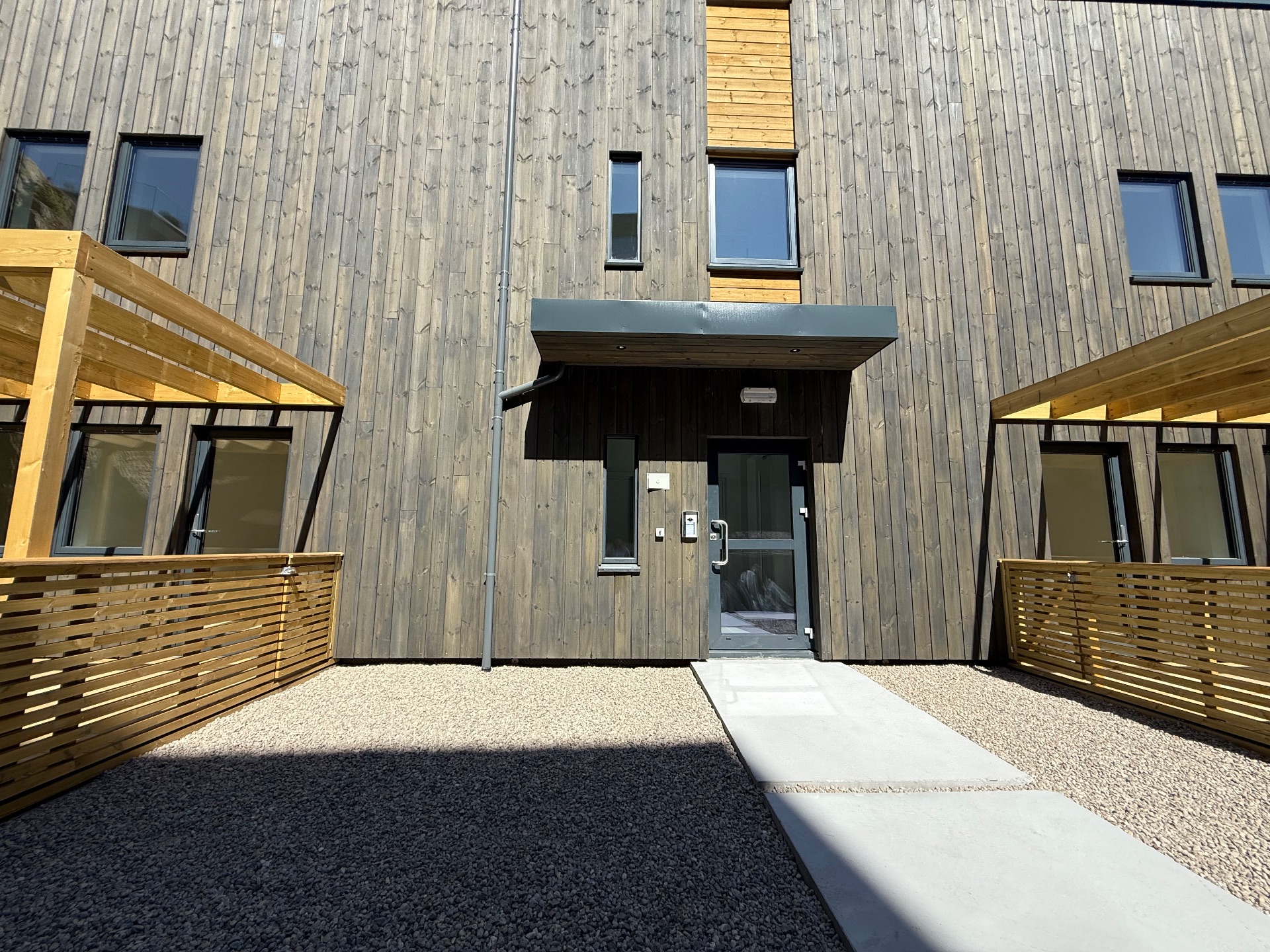 Inngangsparti; Leiligheten er til venstre for inngangsdøren