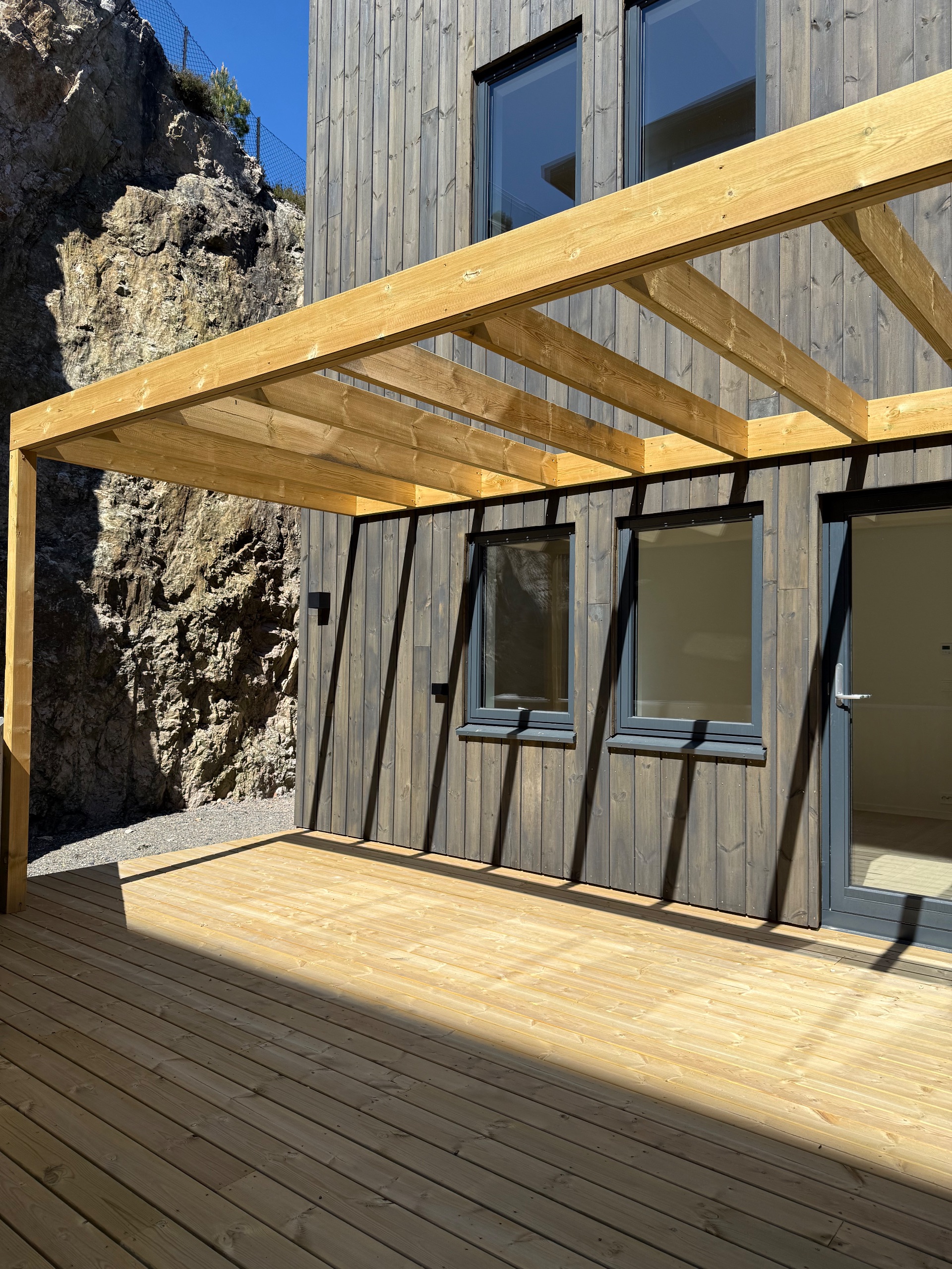 Privat markterrasse på bakside (ved inngangsparti)