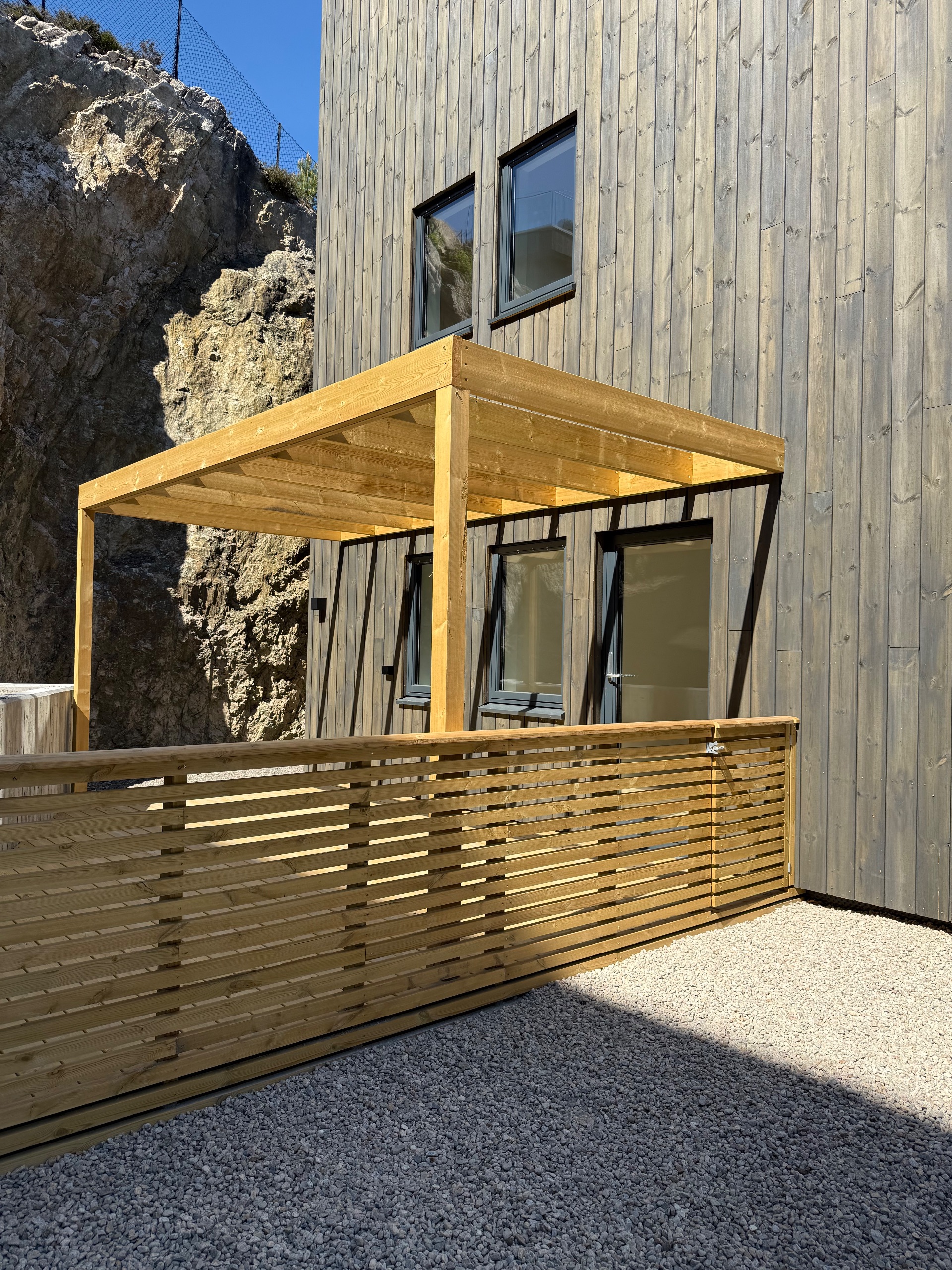 Privat markterrasse på bakside (ved inngangsparti)