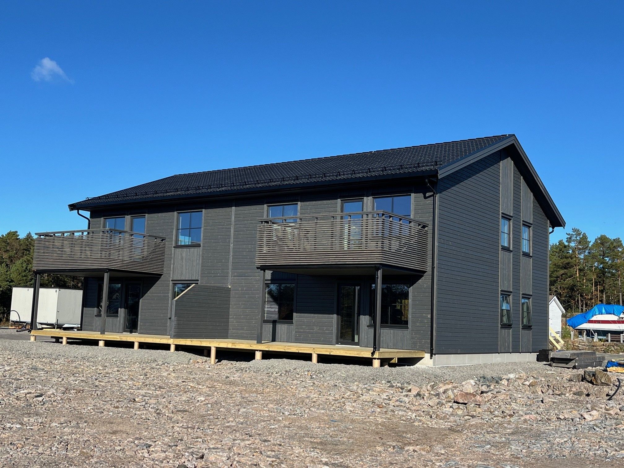 4 manns boligen er ferdig utvendig.