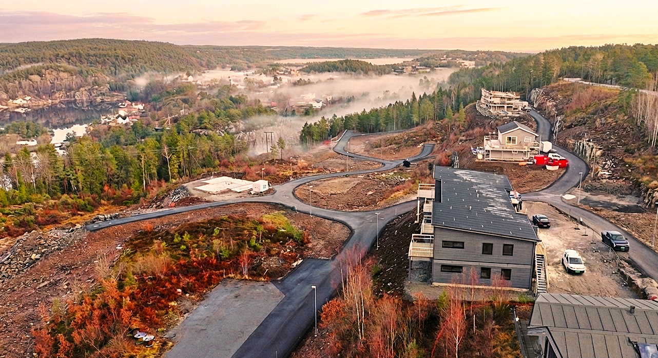 Tomt 13 ligger midt i bilde