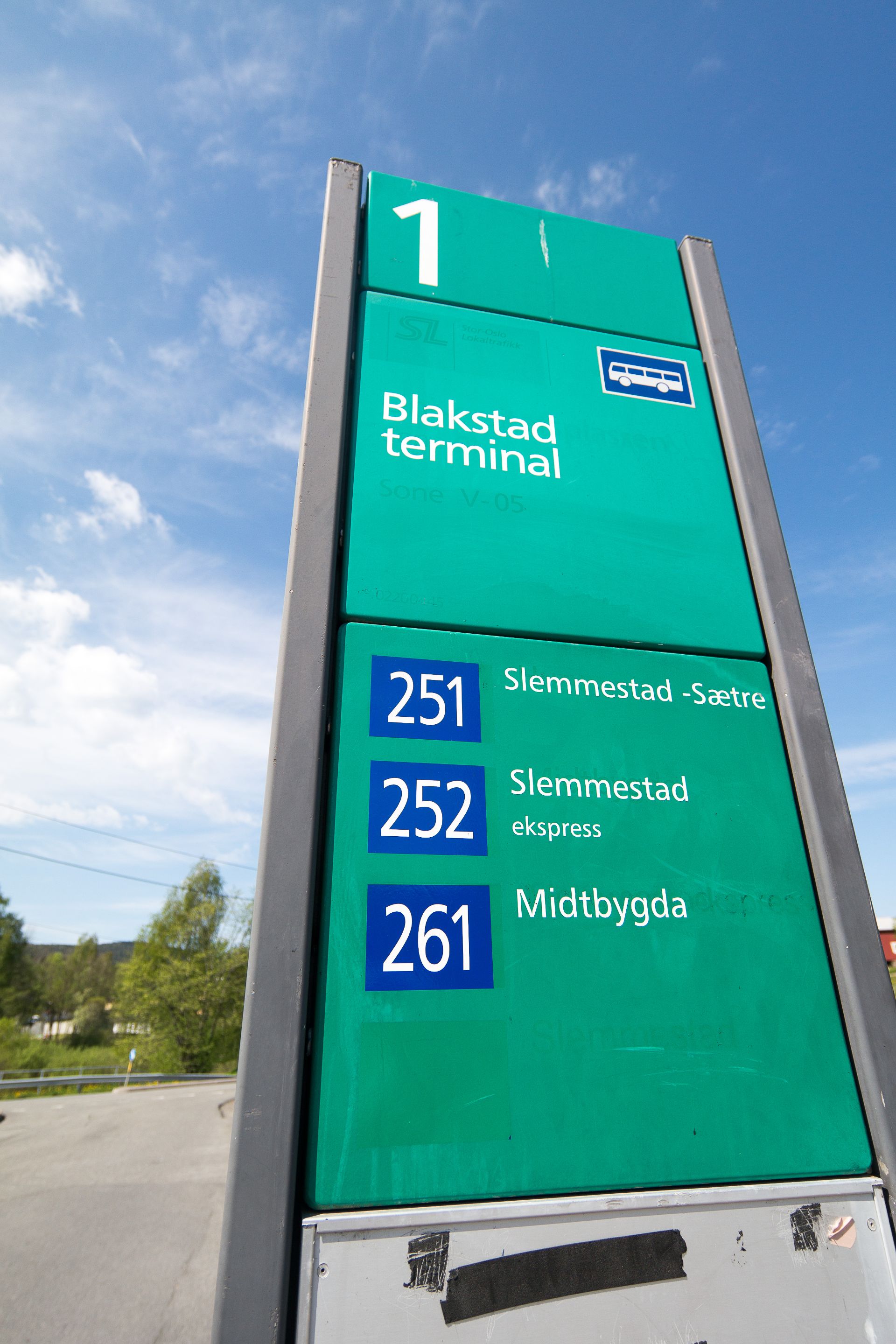 Blakstad bussterminal, med ekspressbuss til Oslo, er en liten gåtur unna