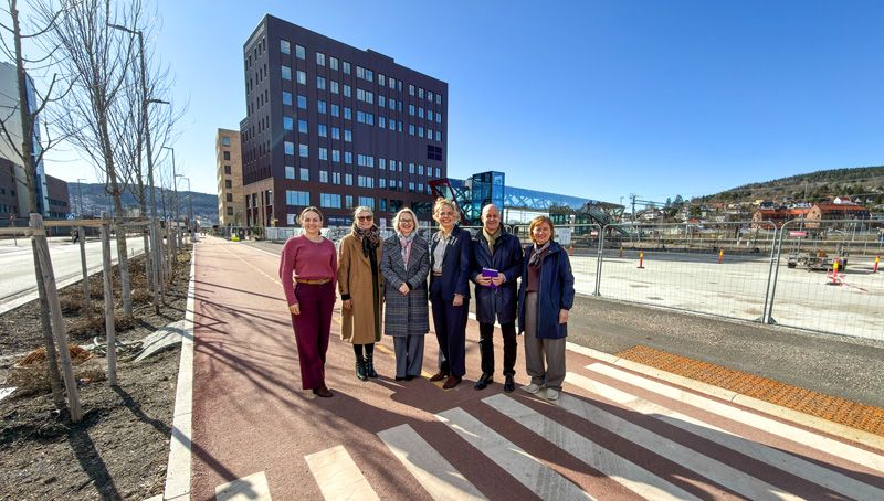 F.v: Julie Indrelid (Prosjekteier for byggetrinn 2, Drammen Helsepark). Hugrun Ösp Egilsdottir (Instituttleder, Institutt for sykepleie- og helsevitenskap, USN), Pia Bing-Jonsson (rektor på USN), Gøril Bergh (Administrerende direktør, Drammen Helsepark), Lars Joakim Tveit (Direktør administrative fellestjenester, USN), Cecilie Varsi (Dekan Fakultet for helse- og sosialvitenskap, USN) (Foto: Jan-Henrik Kulberg / USN)