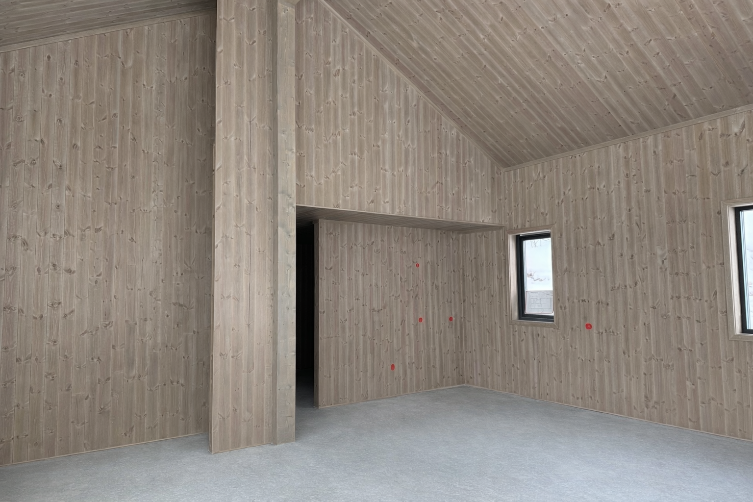 Her kommer kjøkken i hjørnet, peis i midten og trapp til hems.