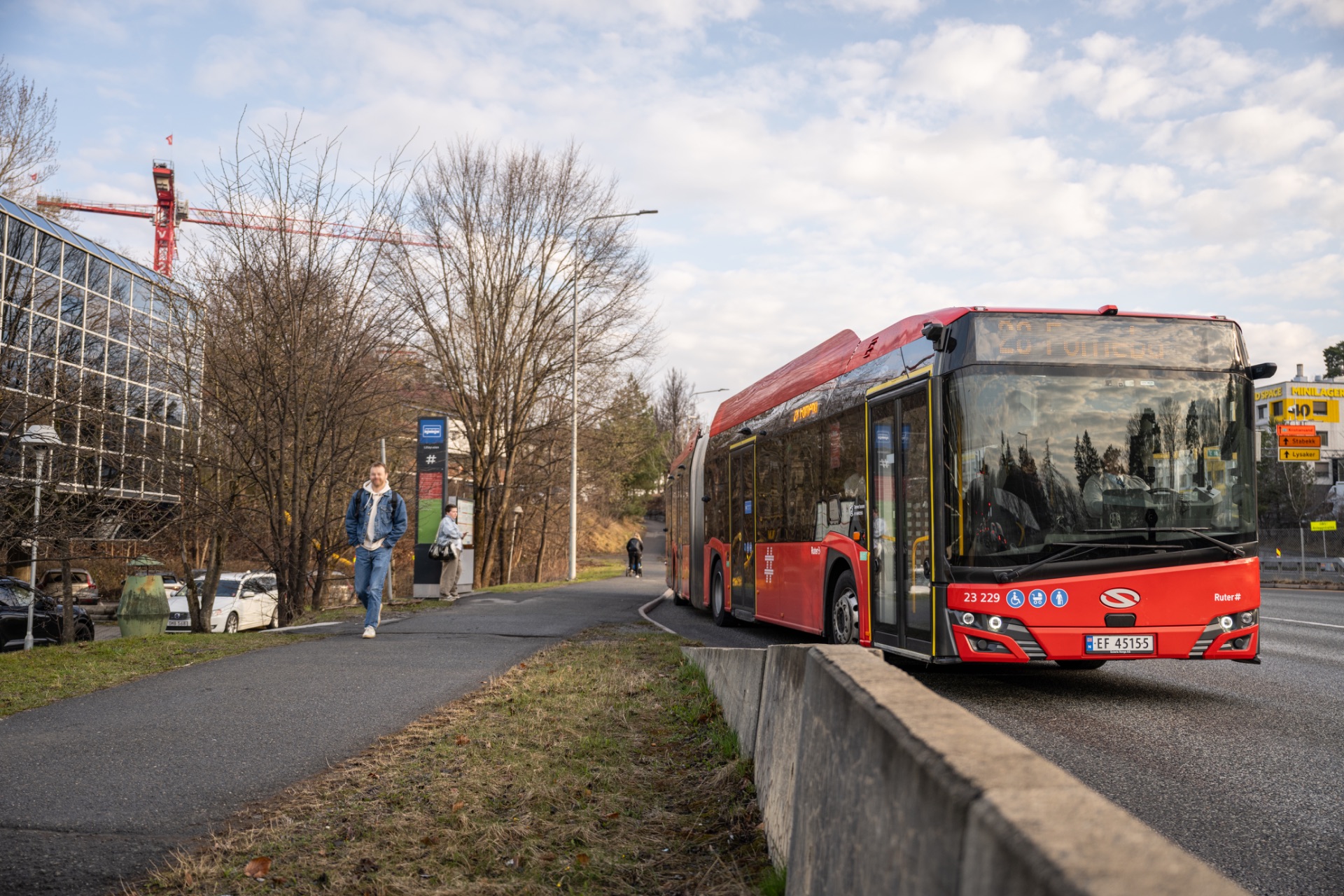 Buss rett utenfor bygget – maks 4 min ventetid i rushen